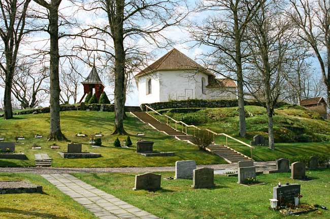 Kyrkan och östra delen av kyrkogården. 