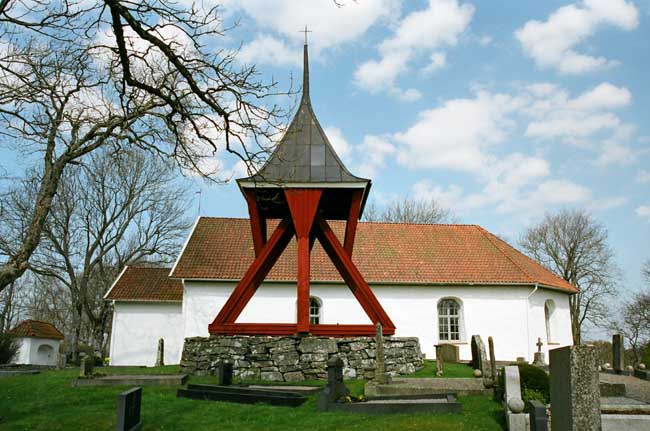 Kyrkan och klockstapeln, sedda från söder. 