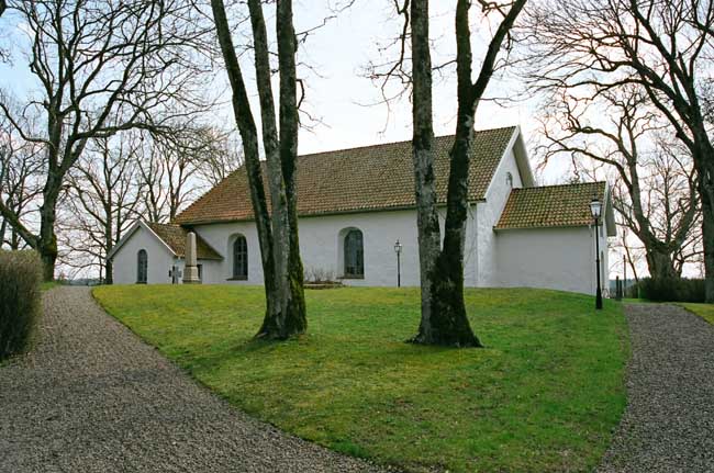 Kyrkan sedd från nordväst. 