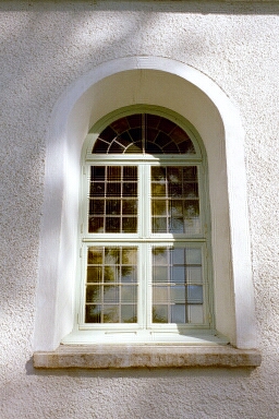 Sydfönster i långhuset på Vänersnäs kyrka.