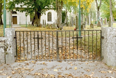 Grindarna till Vassända-Naglums kyrka på södra sidan.