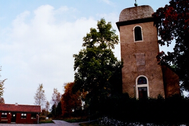 Vassända-Naglums kyrka och ekonomibyggnaden sett från parkeringen.