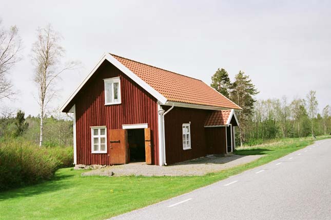 Den äldre skolbyggnaden i Töftedal.