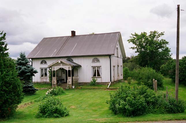 Mangårdsbyggnaden i sin trädgård.