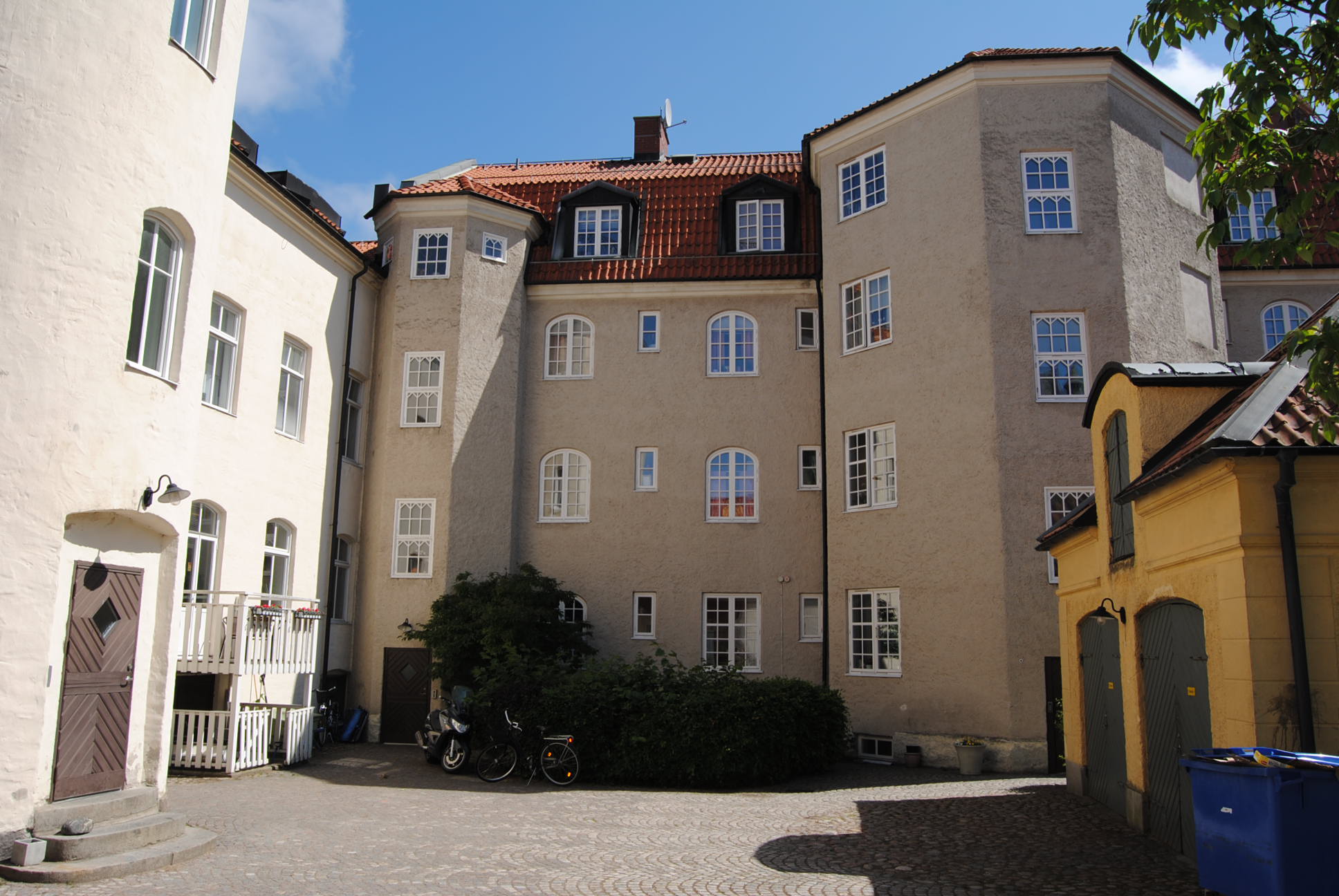 GÄSTGIVAREGÅRDEN 9