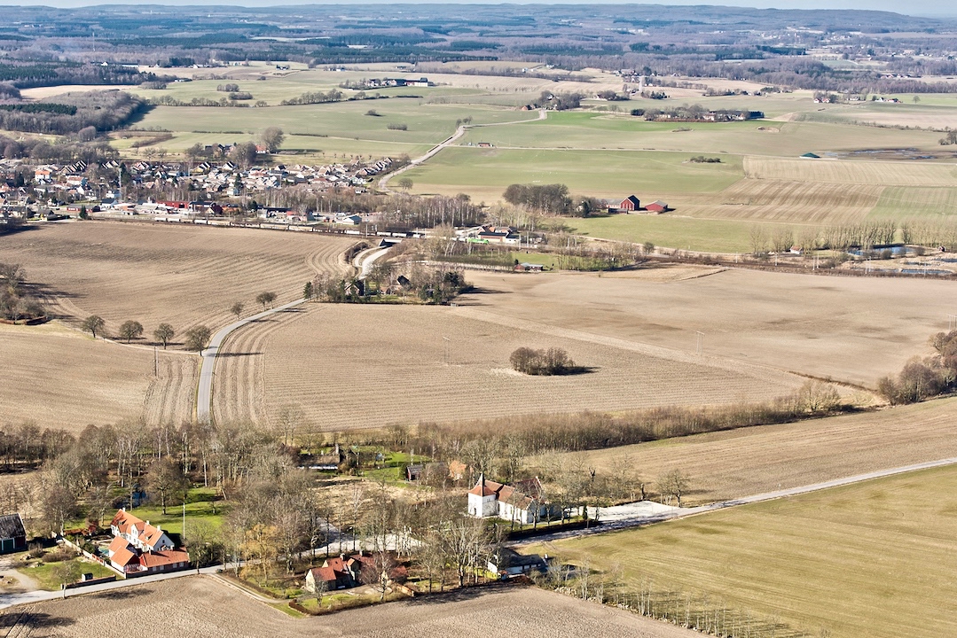 Flygbild över Stehags kyrkby 2015, med stationssamhället i bakgrunden