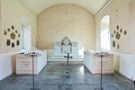 Gravkapellet tillkom på initiativ av friherre Nils Trolle, som tillsammans med sin hustru Anna vilar i de två sarkofagerna av sandsten. Mot norra väggen syns ett gravmonument över Fredrich Trolle och Brigitta Ramel från 1779.