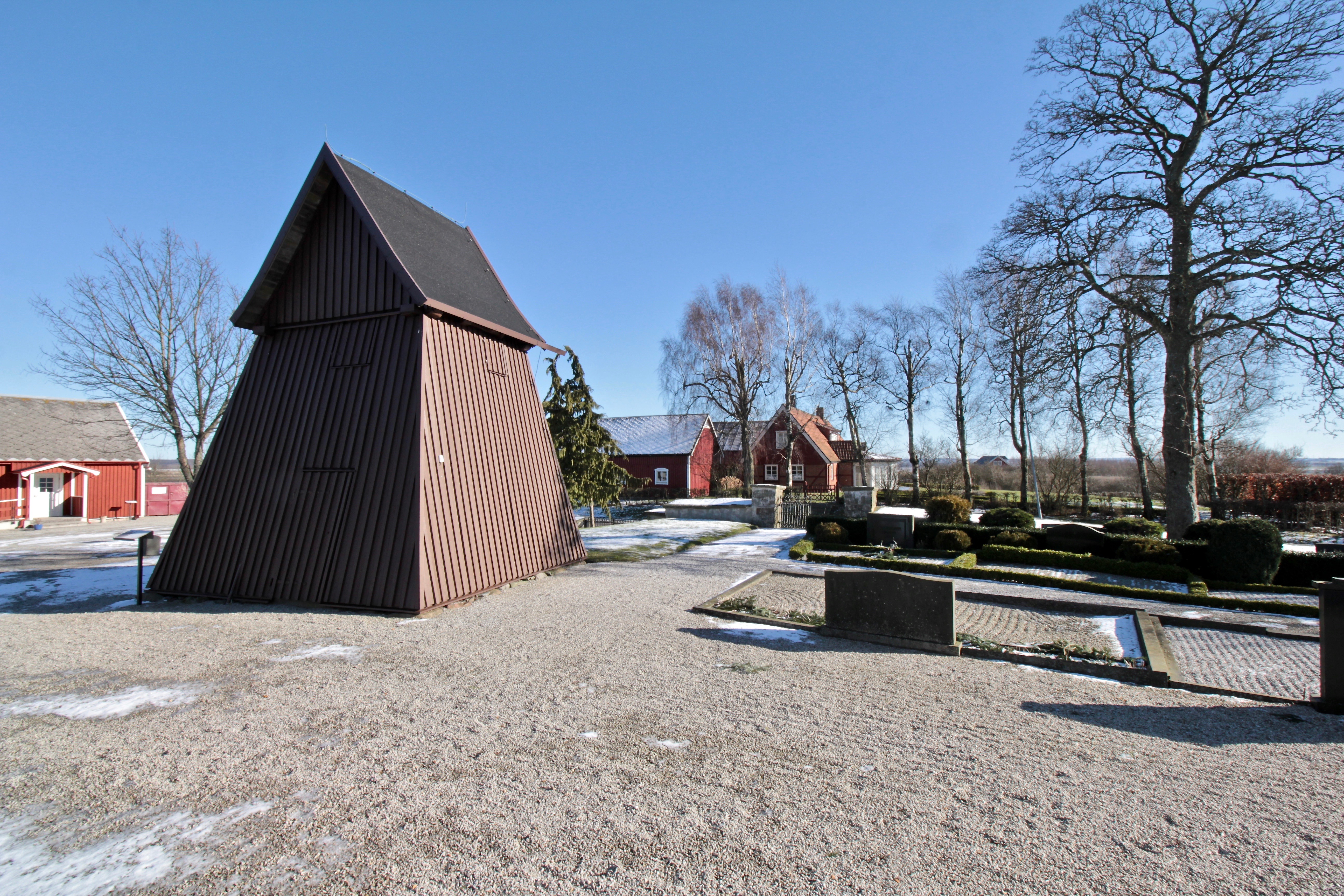 Klockstapeln i kyrkogårdens nordöstra del