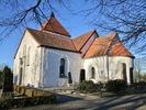 Östra Strö kyrka sedd från sydost. Den halvrunda absiden, koret och långhusgaveln är det enda som återstår av den romanska kyrkan.