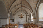 Lilla kyrkan sedd åt altaret och det medeltida triumfkrucifixet på östväggen