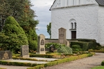 Lyby kyrkogård karaktäriseras av grusade gravar med lågt klippta häckar och formklippta städsegröna buskar. I bakgrunden syns släkten Von Seths familjegrav.