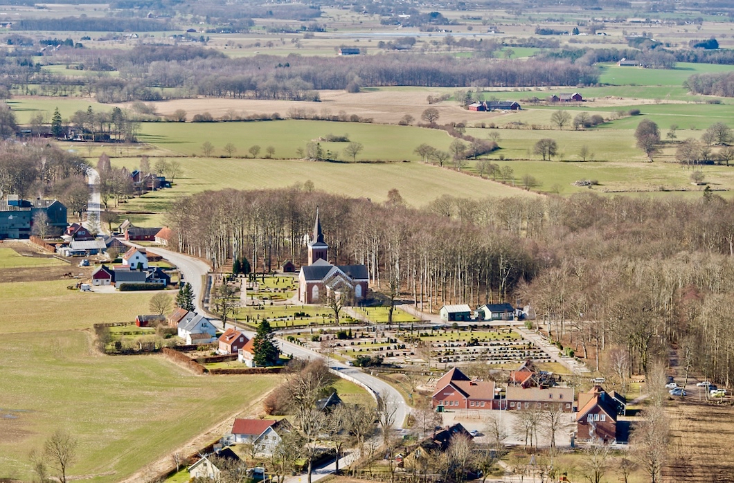 Flygbild över Västerstads kyrka tagen från öster