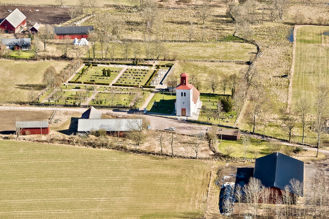 Flygbild över Äspinge kyrka, tagen från väster