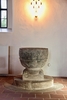 Den medeltida dopfunten i sandsten som utgör kyrkans äldsta inventarium