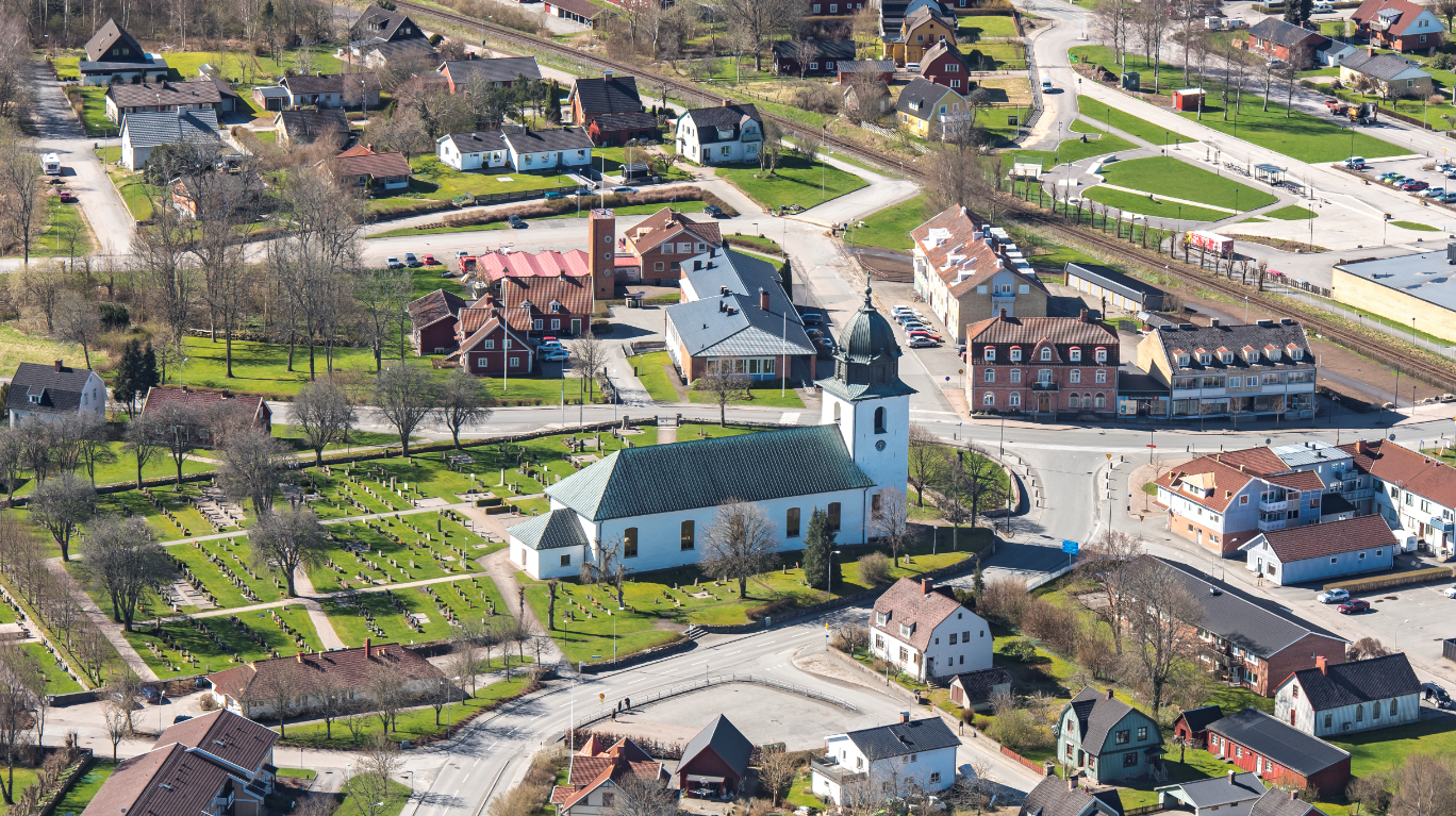 Flygbild över Örkeneds kyrka