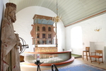 Kyrkans kor hör till den ursprungliga delen av byggnaden. Till höger i bild syns spår efter en separat koringång som möjligtvis kan vara ursprunglig. Till vänster syns en av kyrkans två medeltida träskulpturer, daterad till 1300-tal. Både altaruppsatsen och altarets antemensale är 1500-talsarbeten.