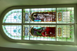 Blyglasfönstren i korets östra vägg är skapade av Anders Nilsson i Lund och installerades i kyrkan 1919.