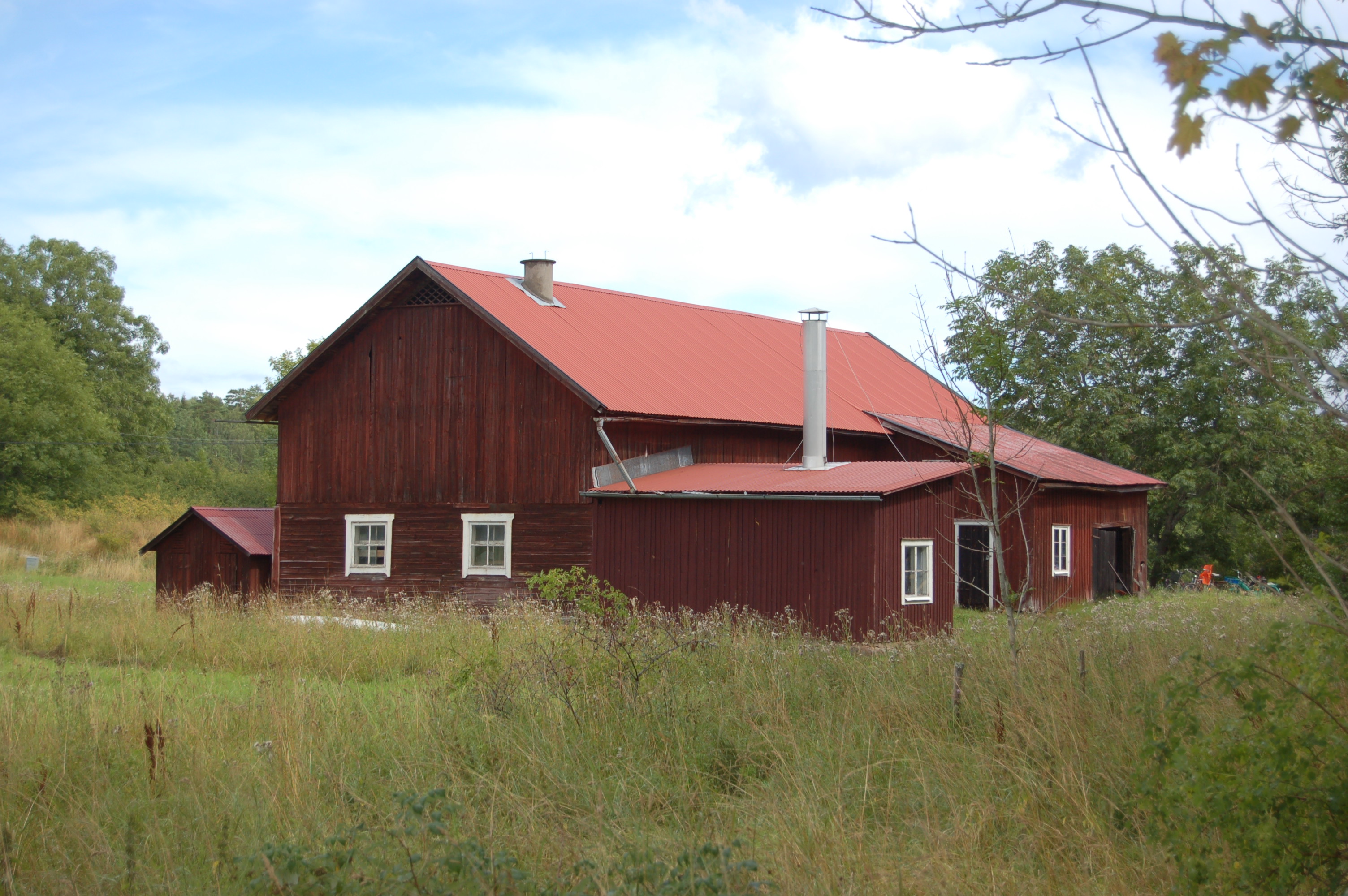 En av de större ekonomibyggnaderna vid Alsvik