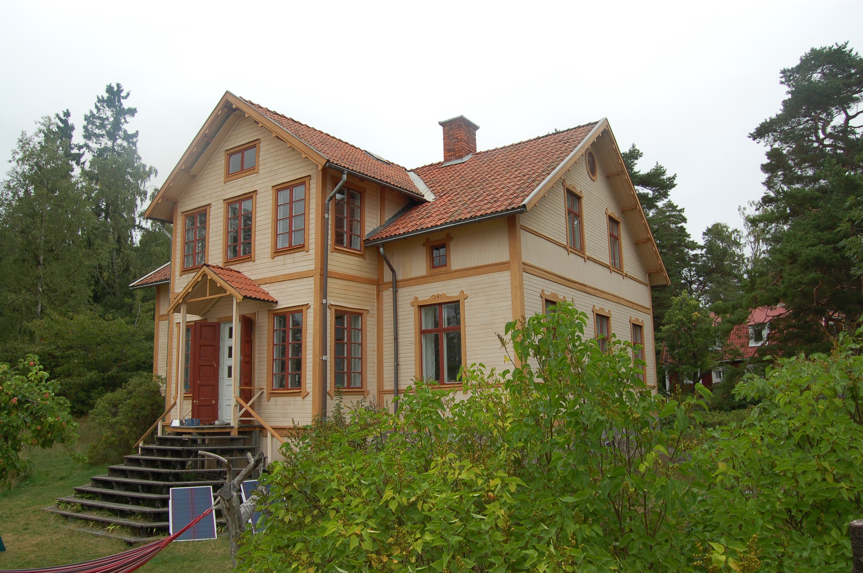 Sommarvillan vid Själviks brygga enligt uppgift uppförts
under Stockholmsutställningen 1897 som ett
exempel på ”sommarboende i skärgården”.