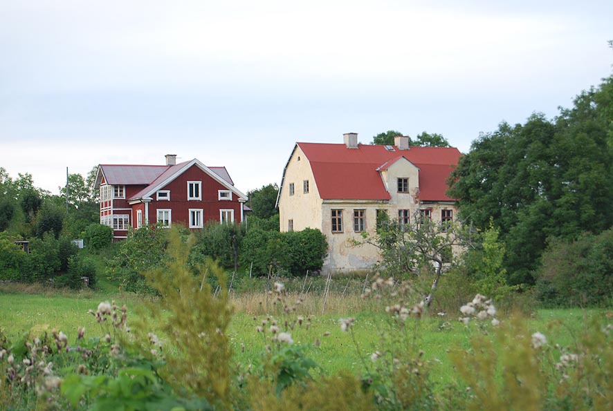 Alsvik by med Söderlings stenhus i förgrunden