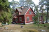 Byggnaden ligger nordväst om Marsängens gård och uppfördes ursprungligen som undantagsstuga, men användes större delen av 1900-talet som sommarstuga.