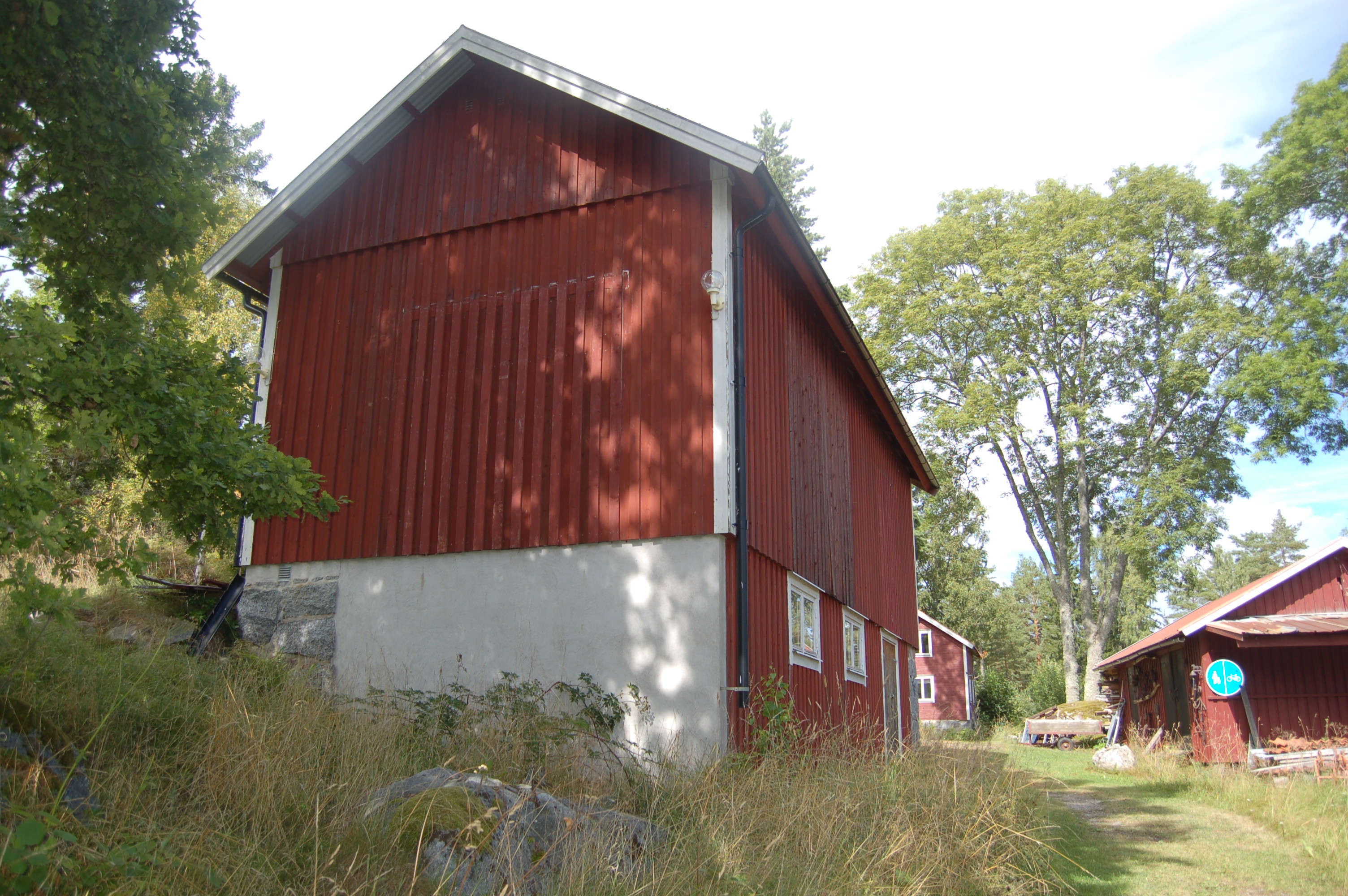 Ekonomibyggnaderna till en av gårdarna vid Rågudden ligger utmed den gamla brukningsvägen.