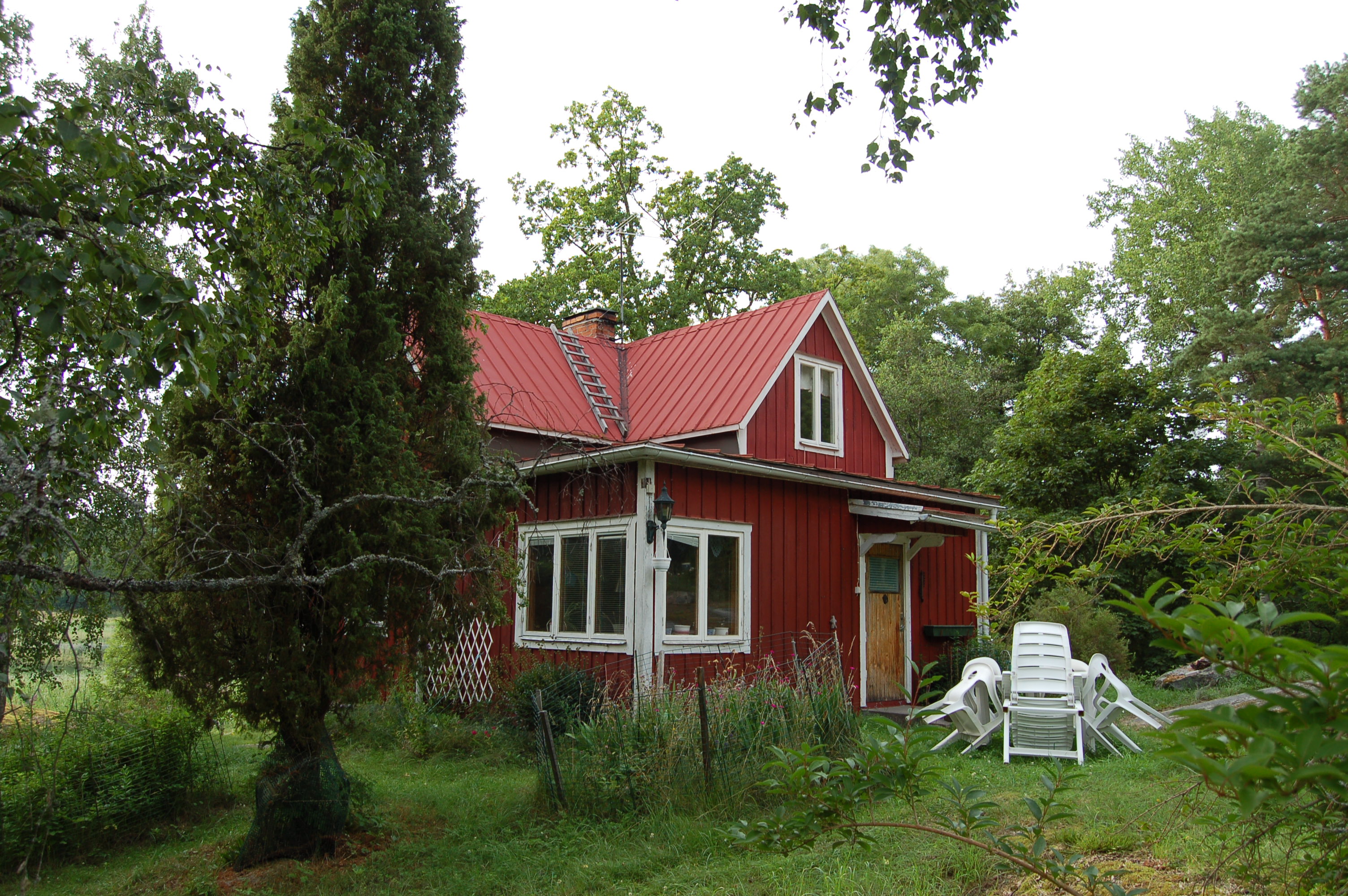 Bostadshus med senare tillbyggnad.