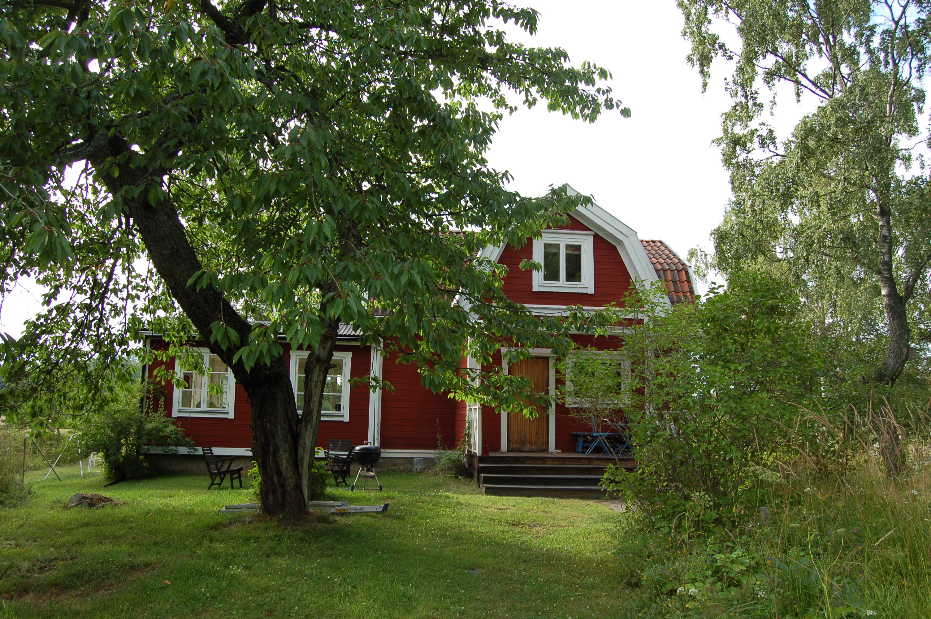 Bostadshus, fasad med entréparti.