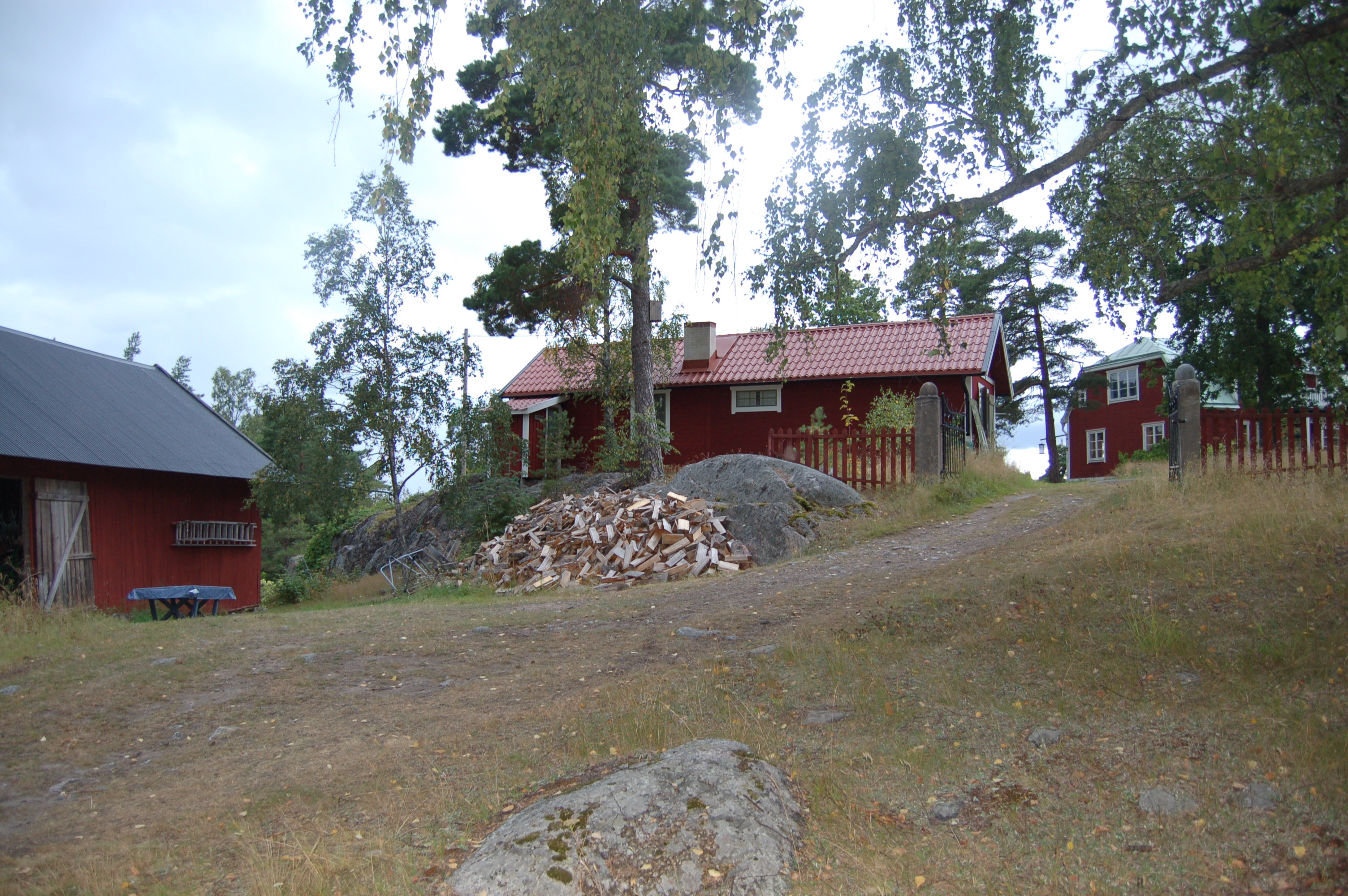 Ladugården med omgivande byggnader vid Rastaborg.