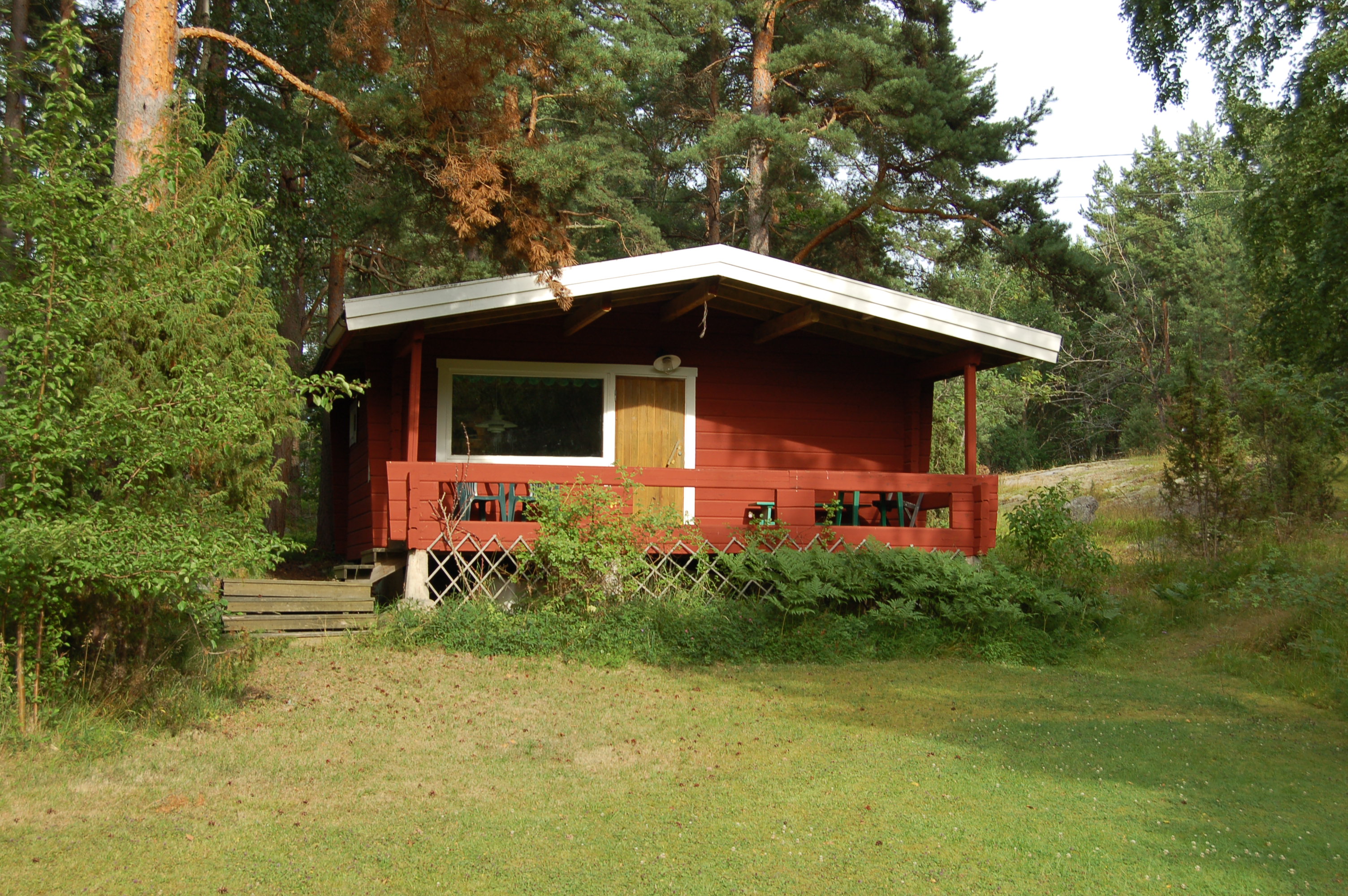 Stuga från 1970-talet med veranda.