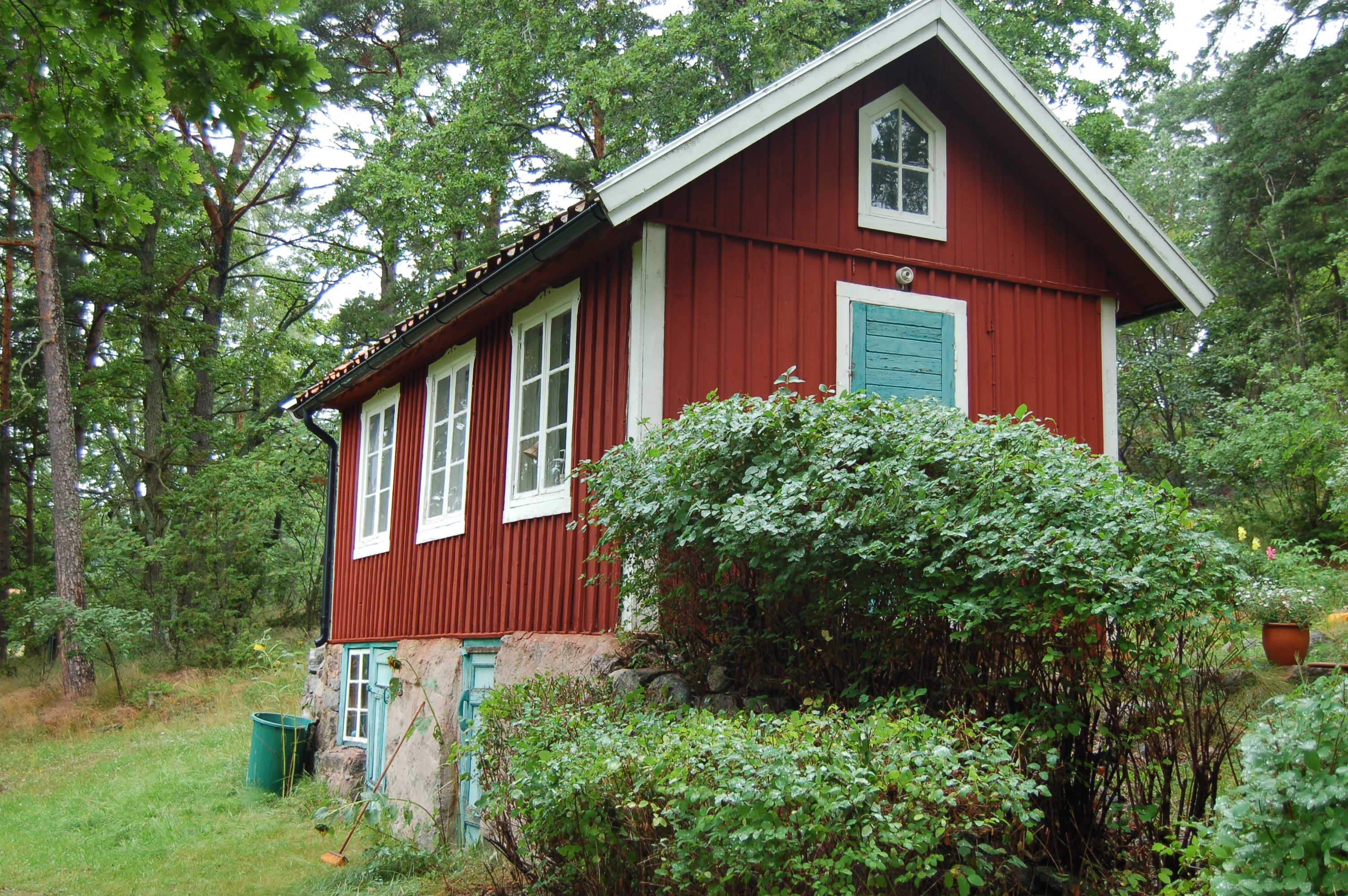 Byggnadens entréparti återfinns på ena gaveln.