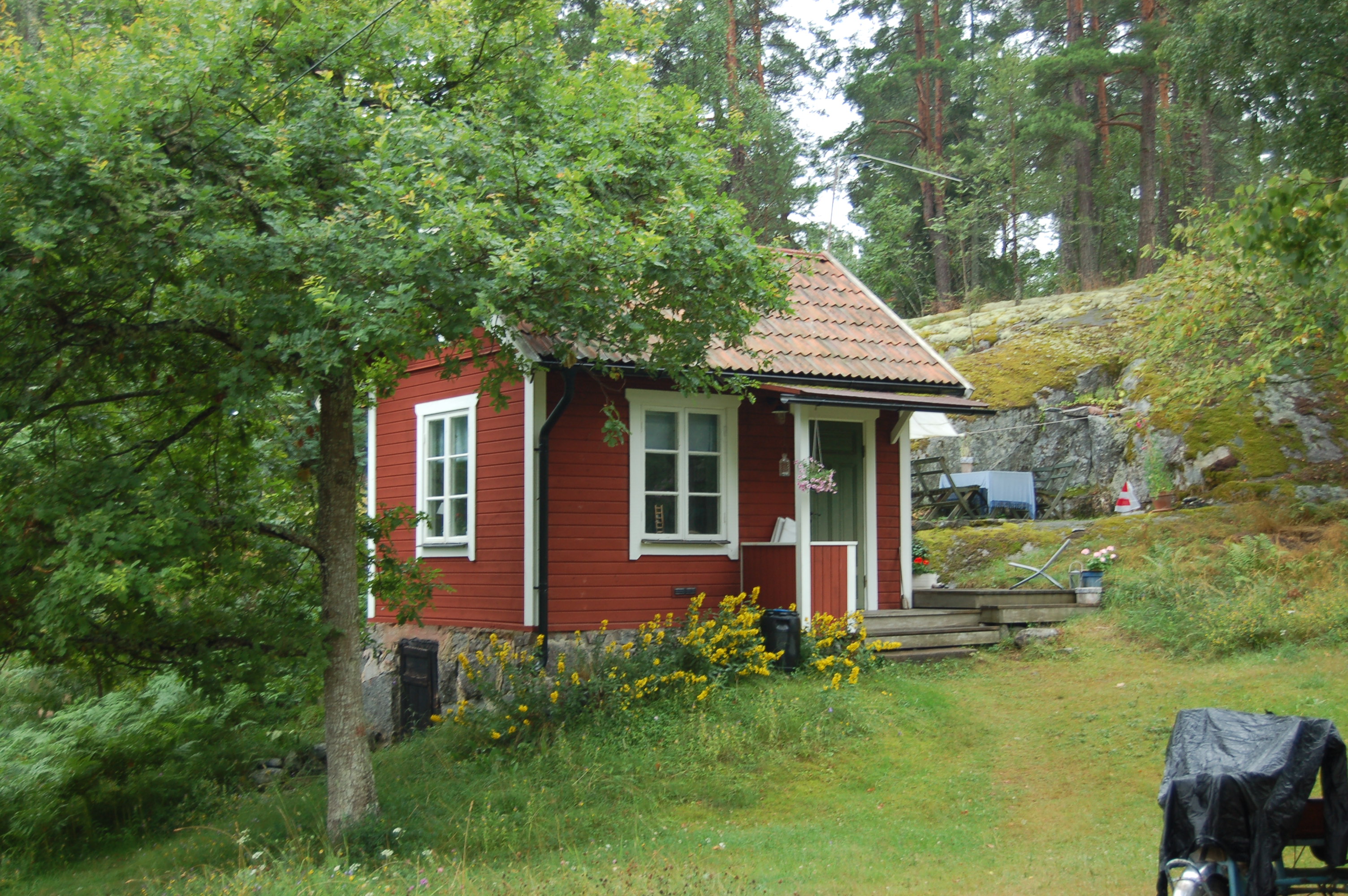 Mindre bostadshus söder om Svartsö skola.