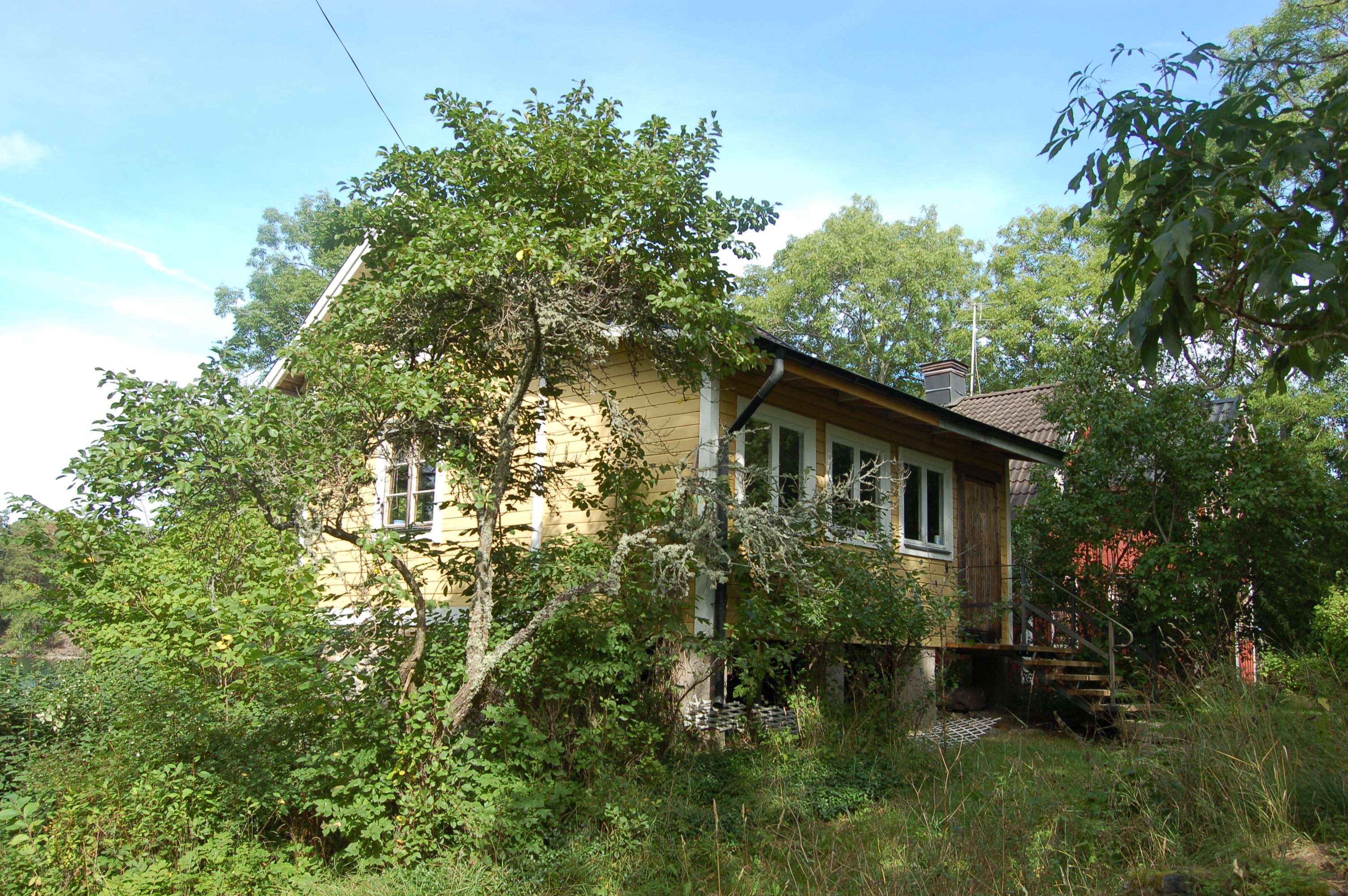 Huset i sin omgivande miljö.