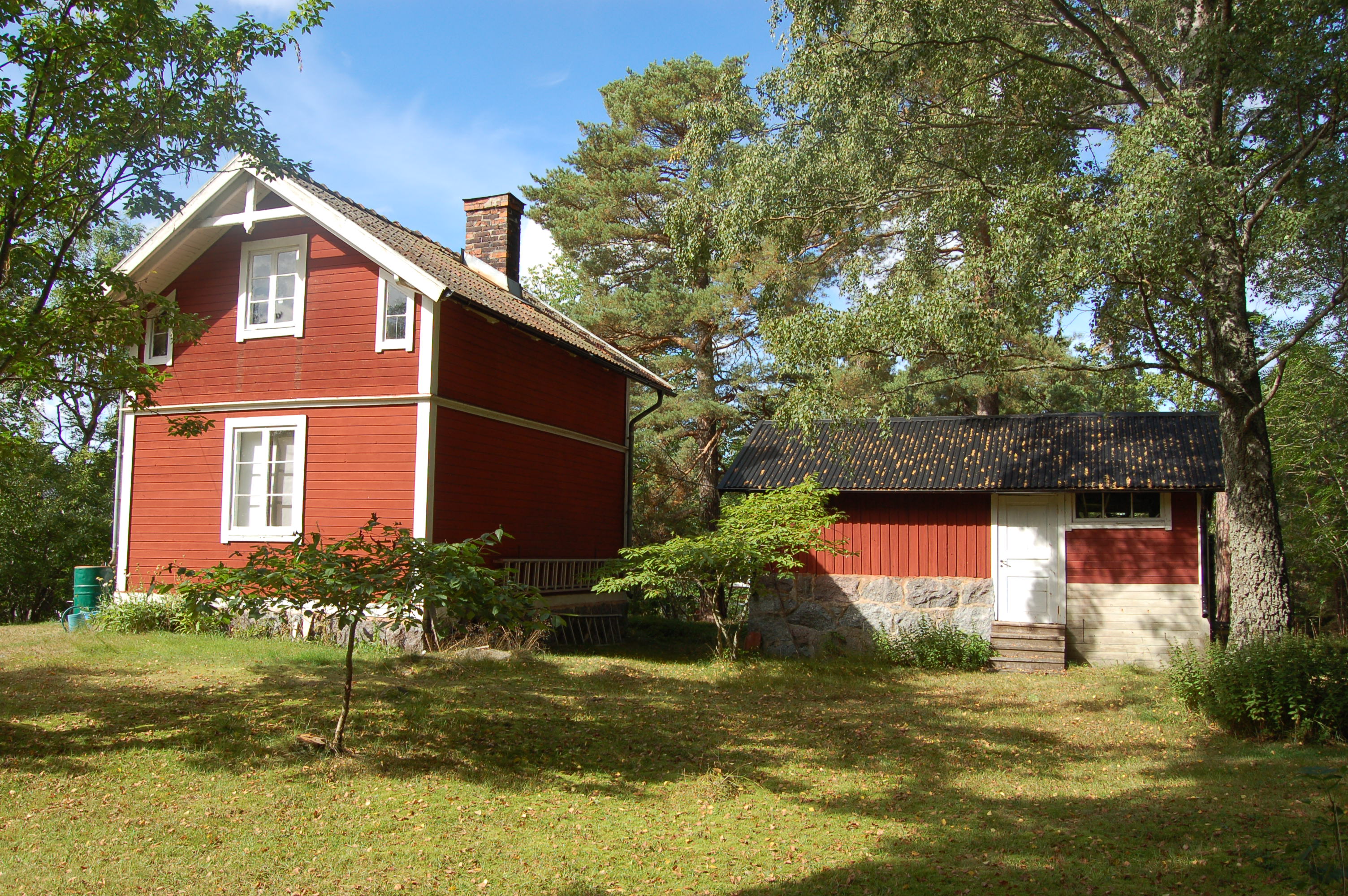 Byggnaderna är placerade i vinkel mot varandra.