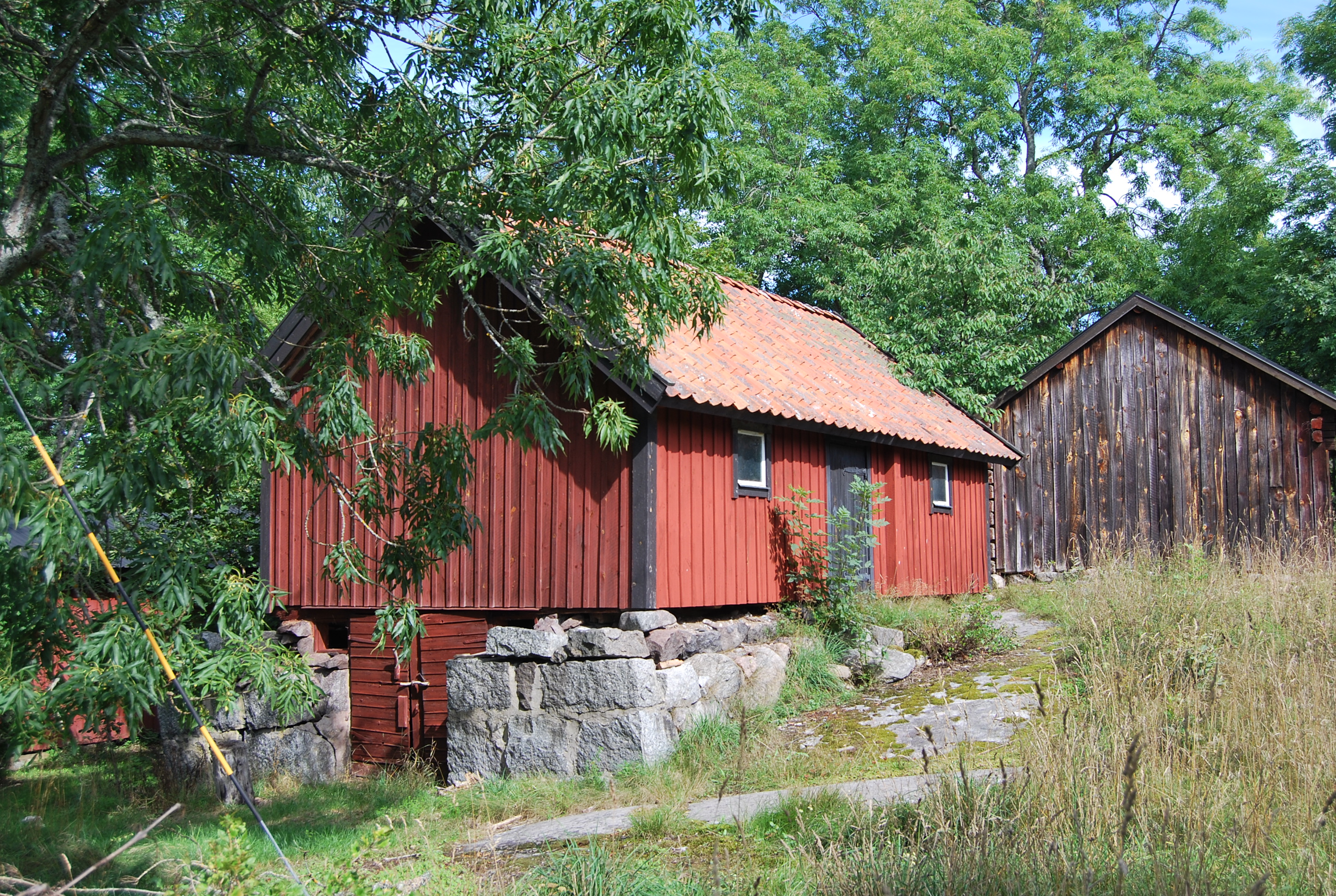 Ekonomibyggnad med källare.