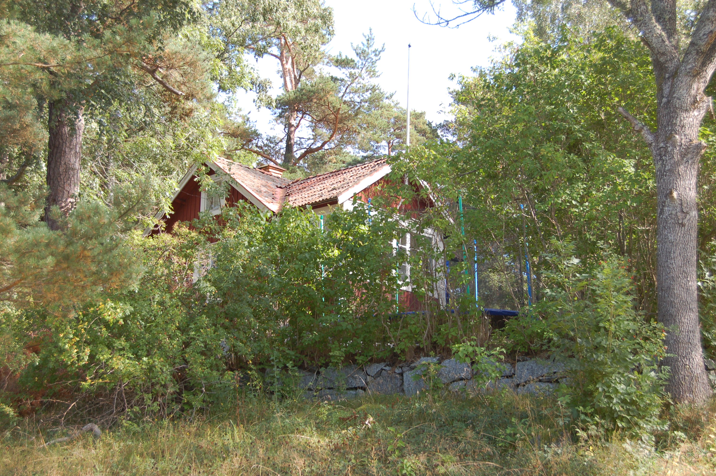 Stugan är sannolikt en av de äldre kvarvarande byggnaderna i området.