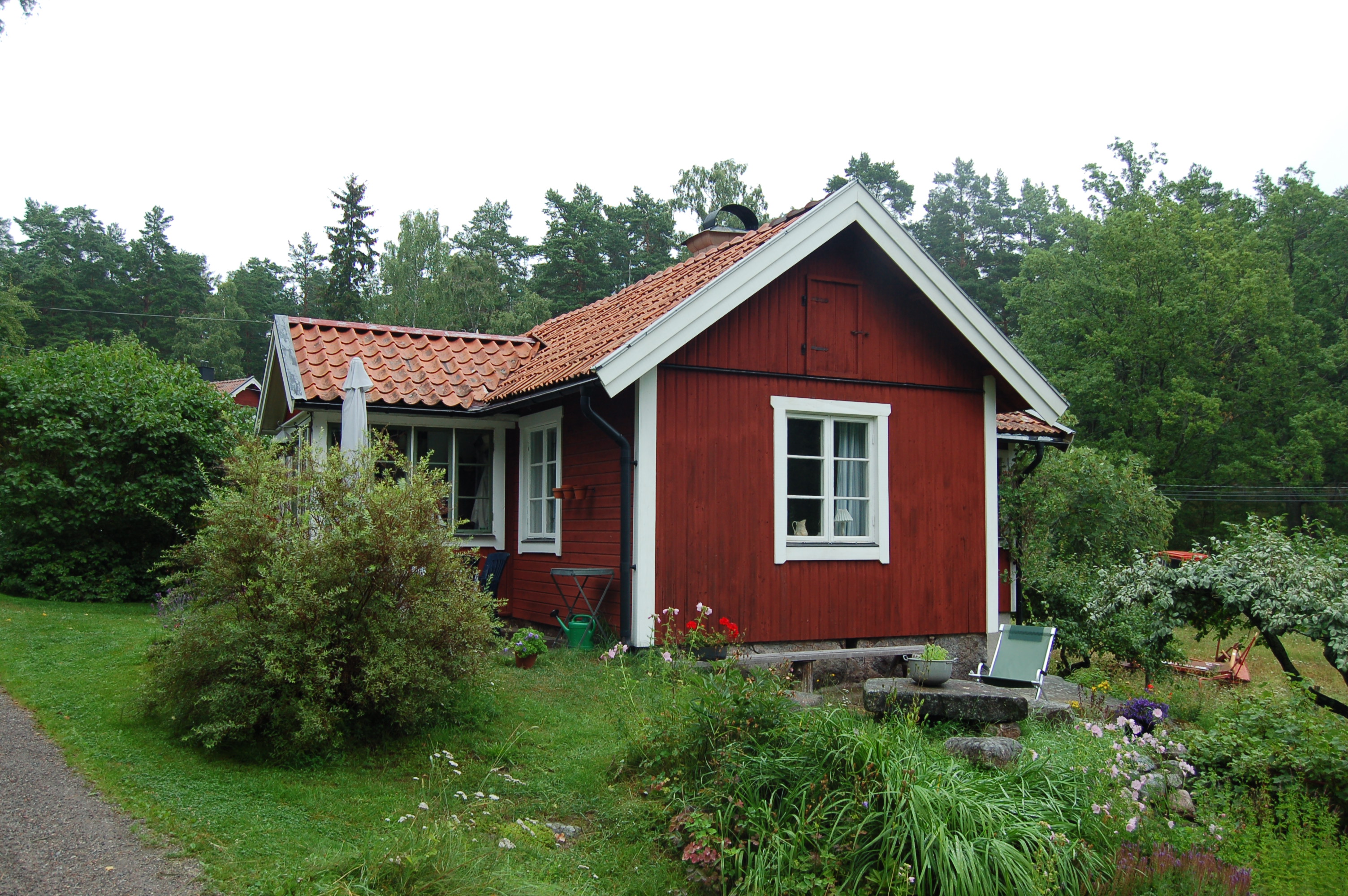 Bostadshus med tillbyggd veranda åt öster och farstukvist åt väster.