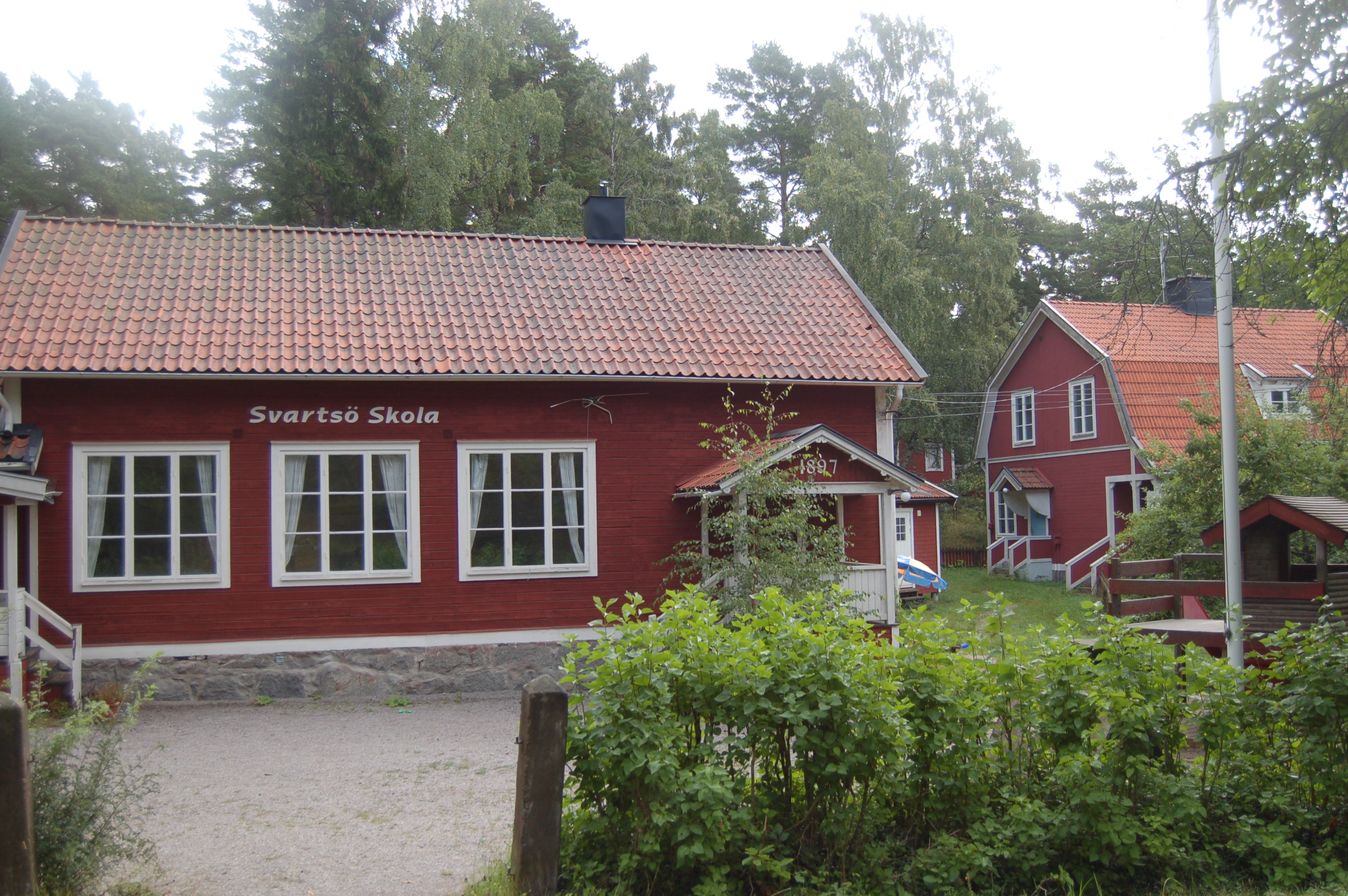 Lärarbostaden uppfördes strax intill skolbyggnaden.