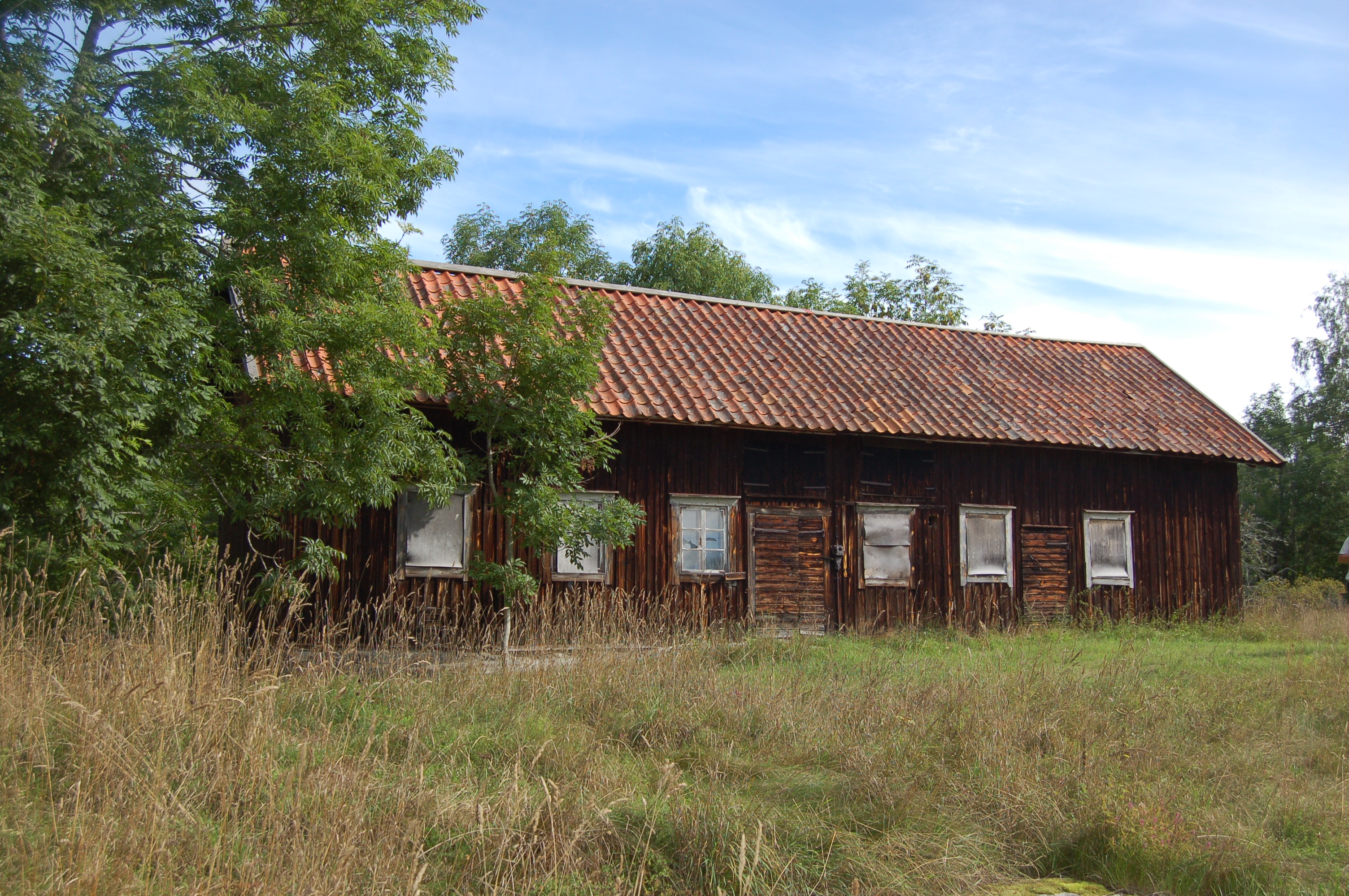 Ladugård och/eller stall belägen vid Träskös största gårdsmiljö.