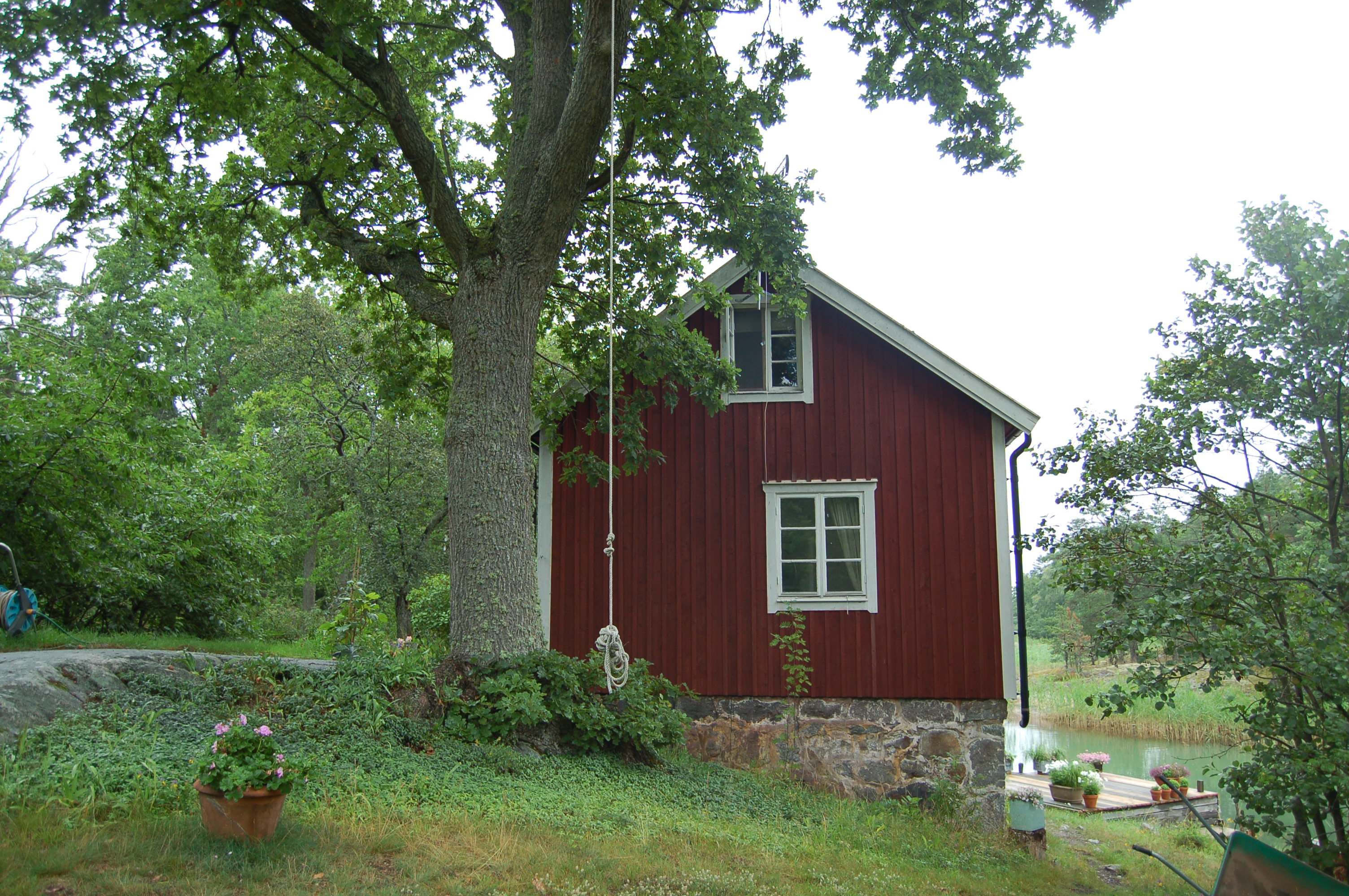 Bostadshus som utgör en del av miljön inom Svartsö 2:30.