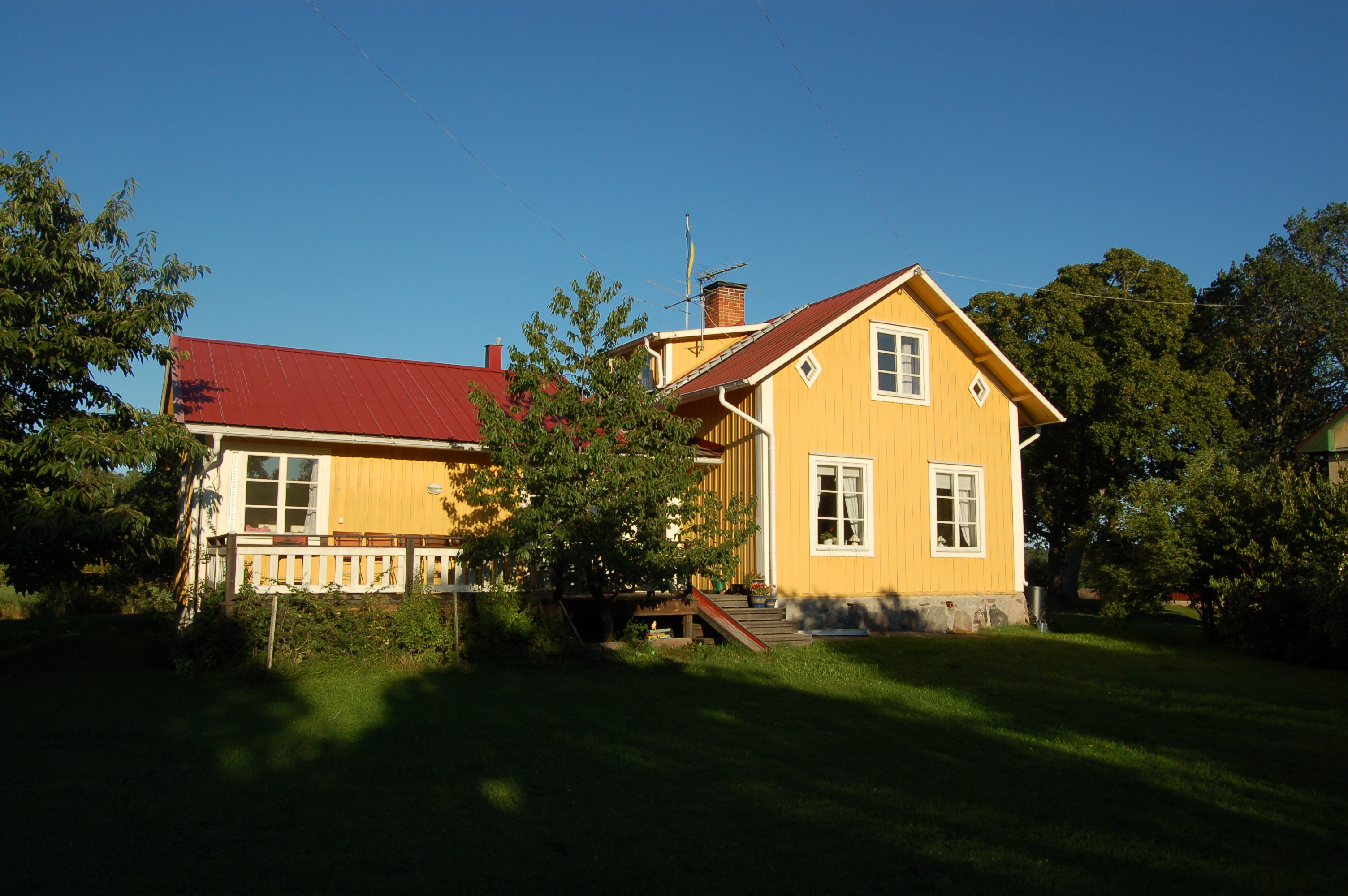 Bostadshus från 1856, tillbyggt under 1990-talet.