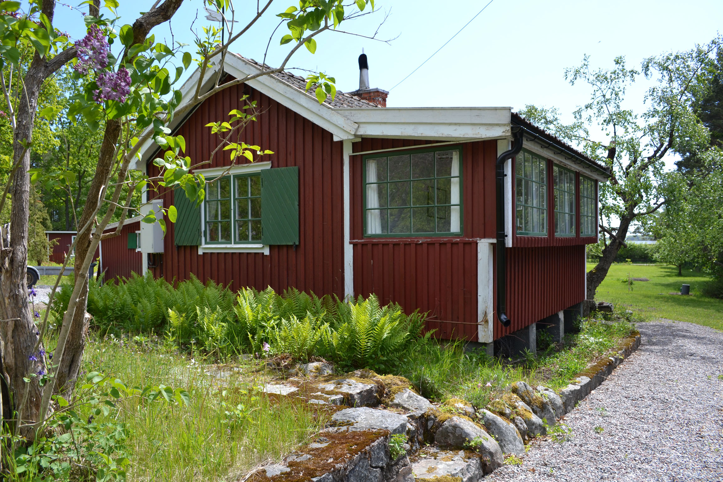 Stugan sedd från Abborrkroksvägen.