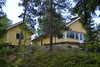 Hus och bod sett från Djupviksvägen.