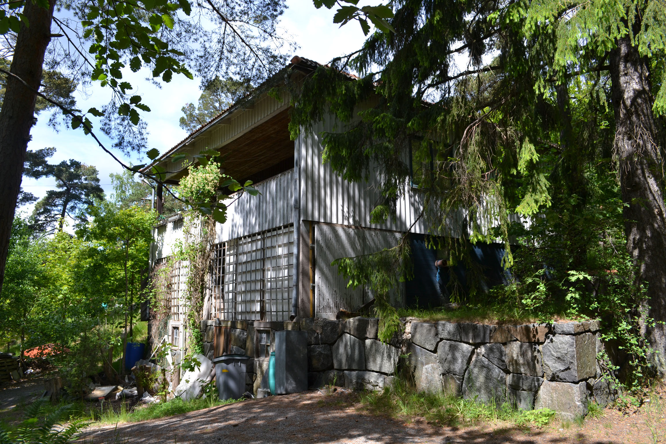 Byggnaden sedd från Metkroksvägen.