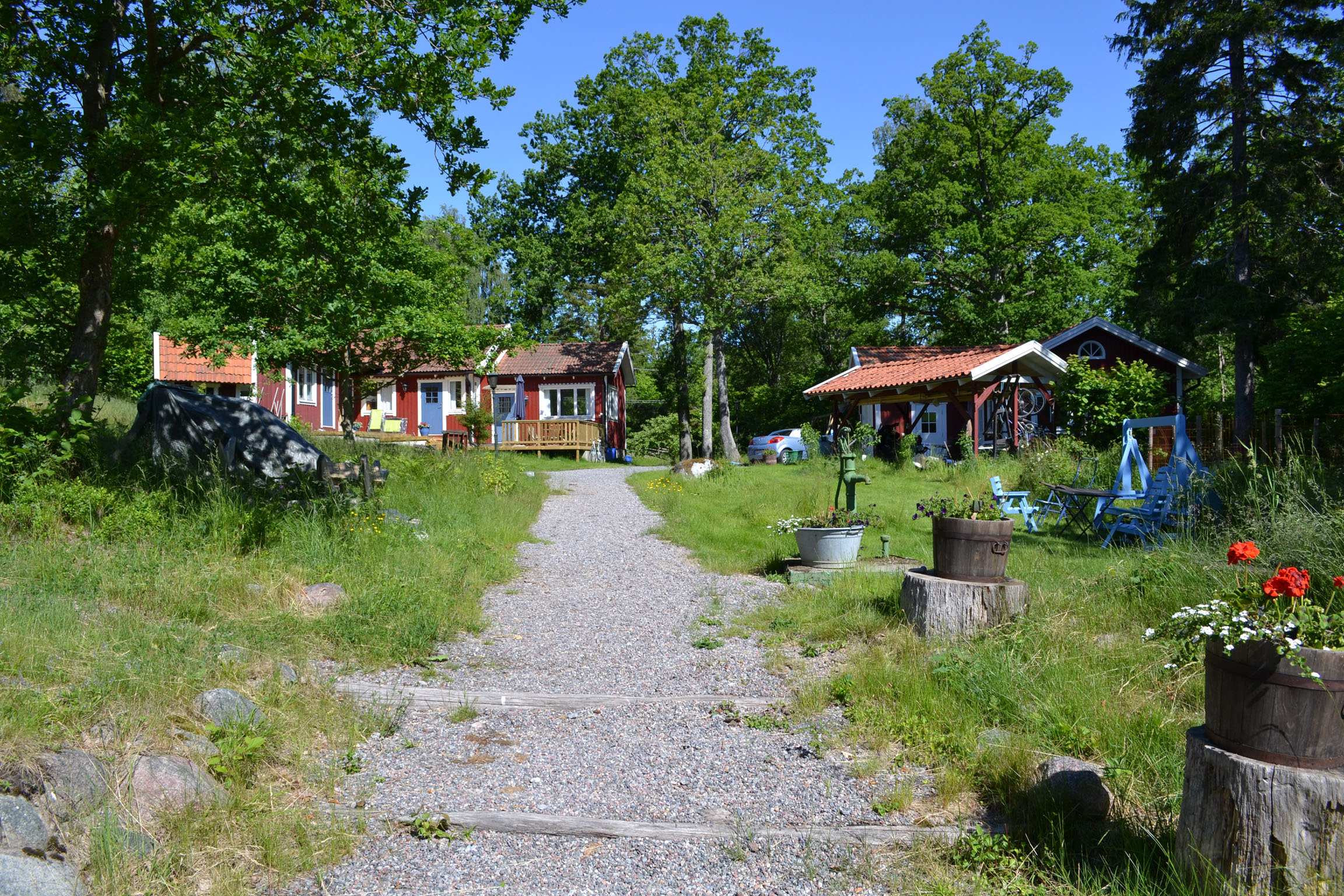 Garaget ligger till höger i bild.