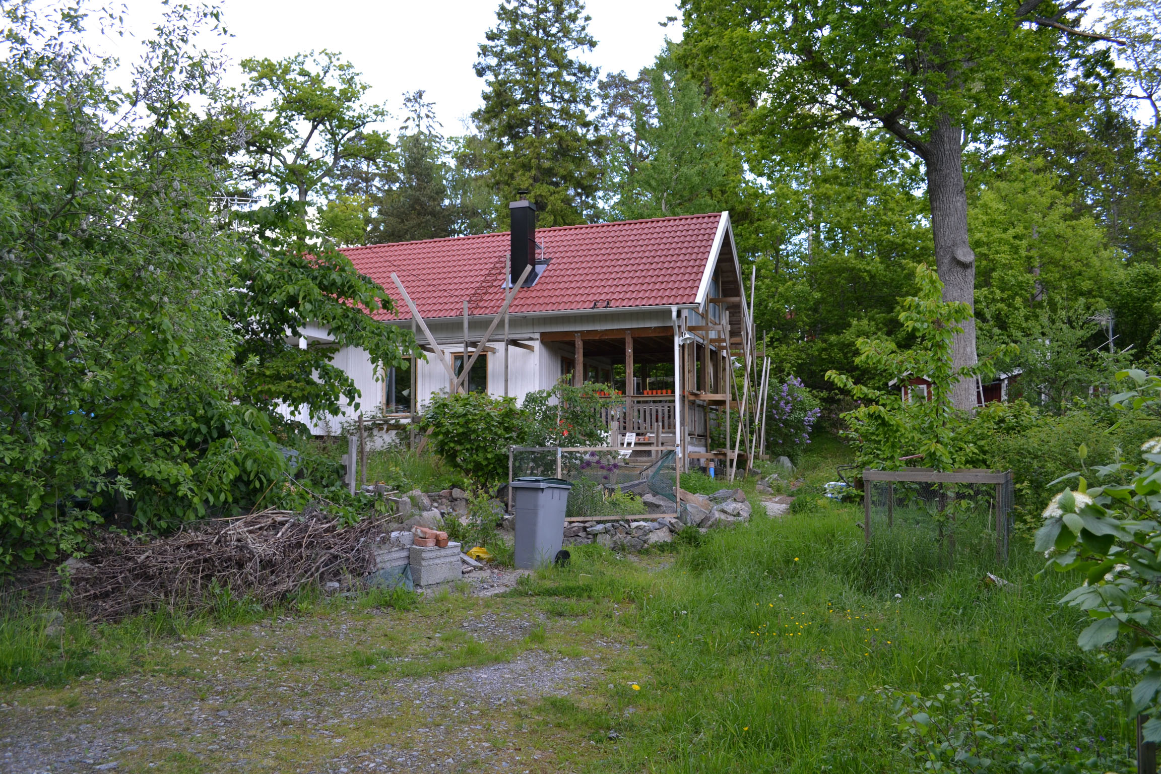 Huset sett från Puttisvägen.