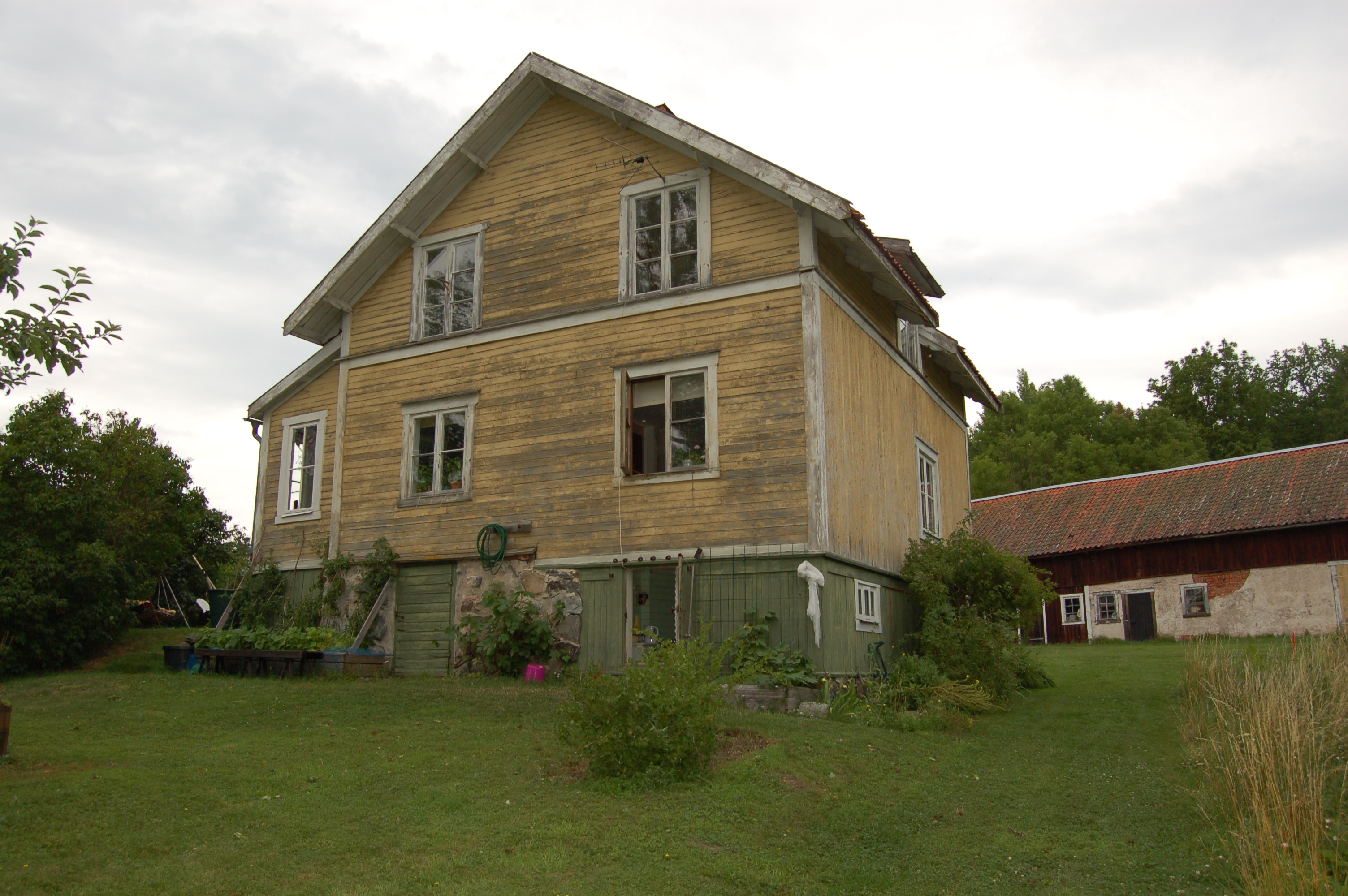 Rättarbostaden, med ladugårdslänga i bakgrunden.