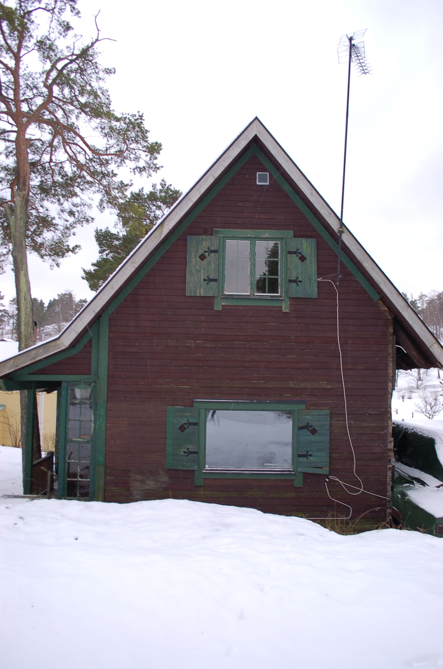 Utbytt fönster i nedre våningen.