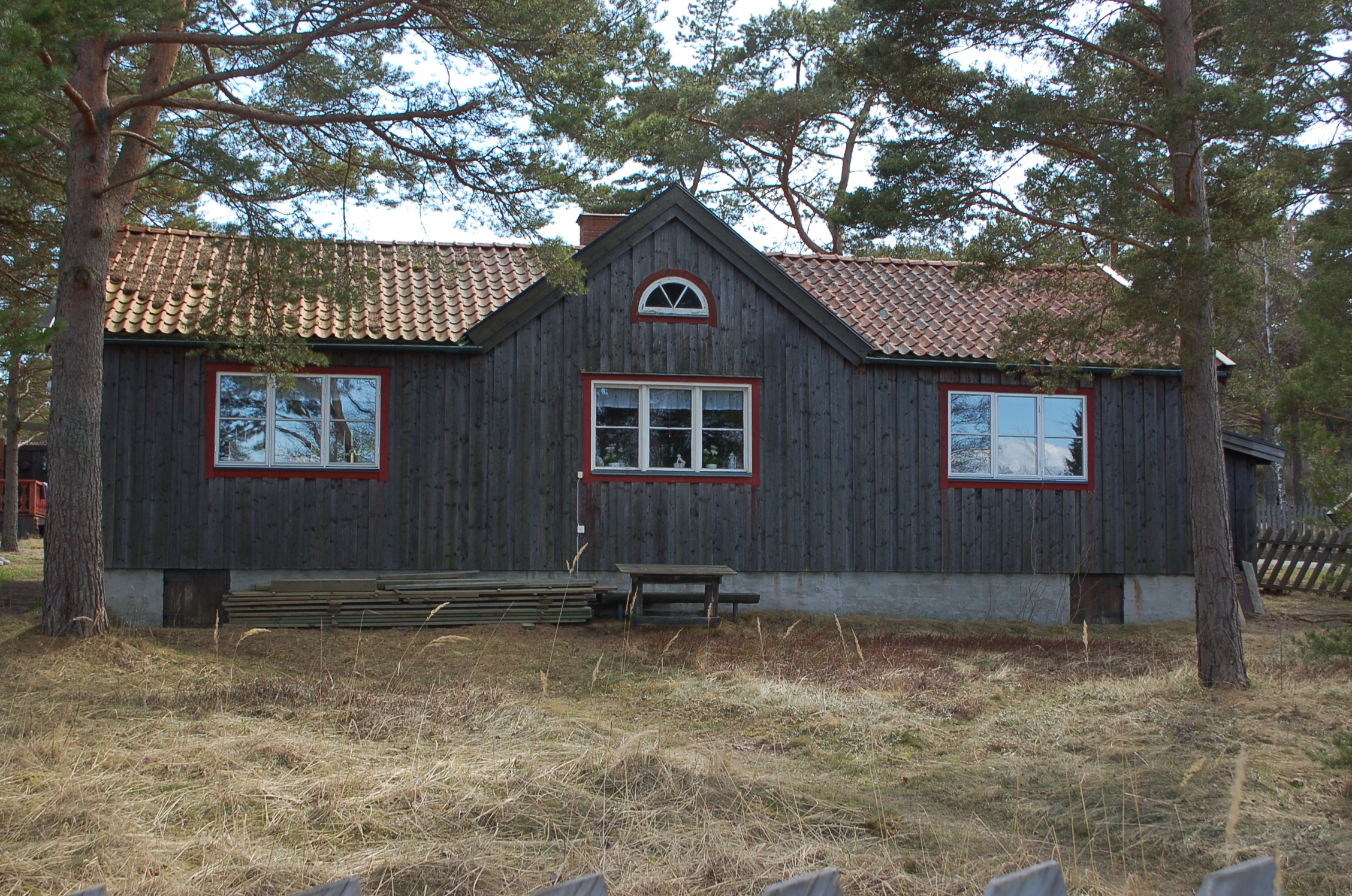 Den mellesta byggnadsdelen med gavelpartiet är Axel Sjöbergs ateljé från Långviksskär, som senare har byggts på.
