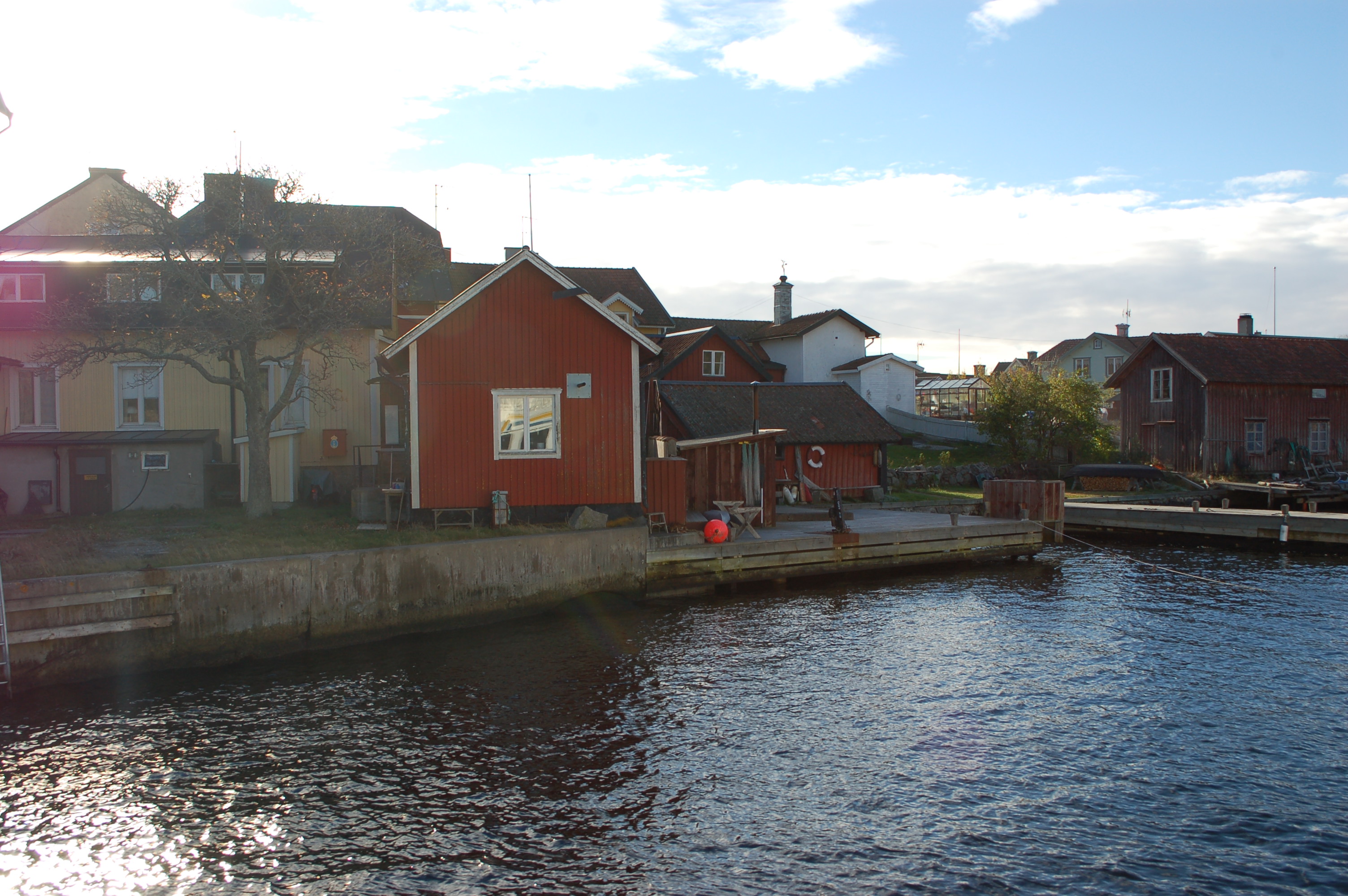 Byggnadens gavel mot vattnet